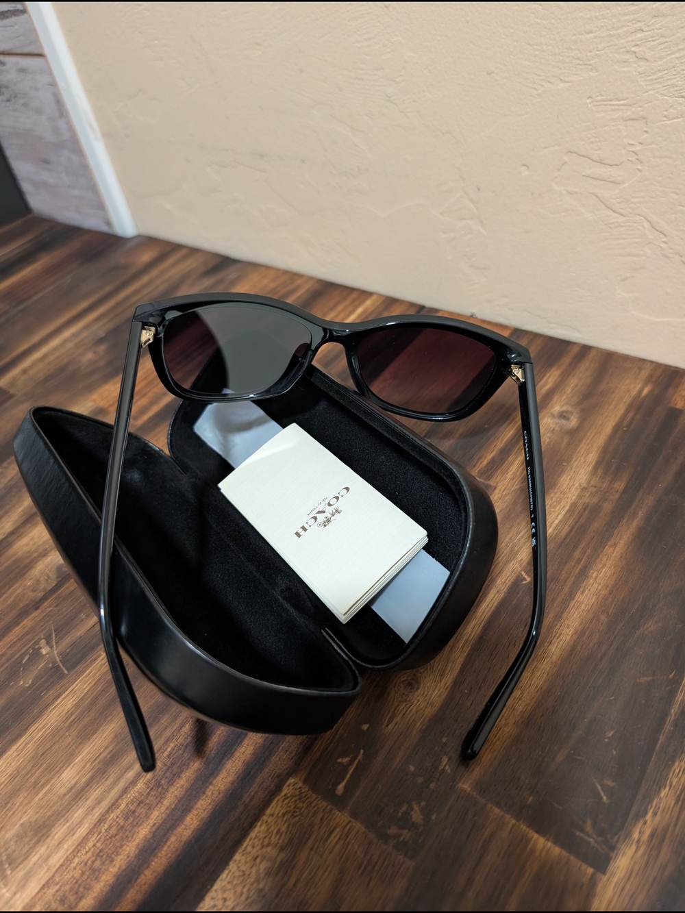 New Womans Coach Black Frame Sunglasses HC 8369U W/Leather Case - Picture 5 of 16